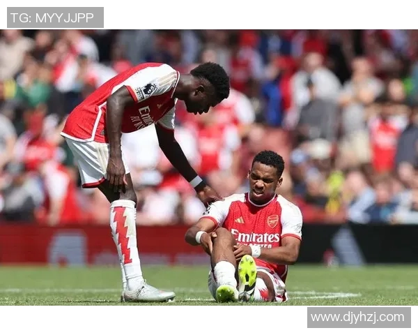 足球球星赛场突然蹲下瞬间引发网友热议全场气氛紧张